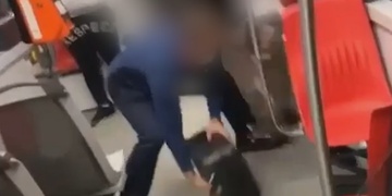 Mladého muže zbili v tramvaji