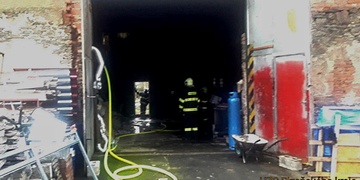 Kutil zapálil sebe i vlastní dílnu