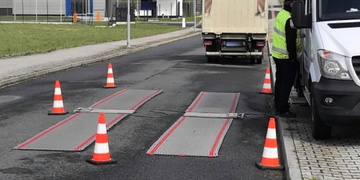 Auto bez technické přetížil téměř o tunu a řidič "nalízal"