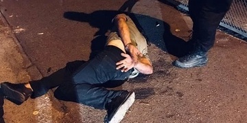 Nejprve s nožem v ruce přepadl dítě, pak vyhrožoval smrtí svědkům a nakonec napadl policistu