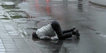 Pro opilého oslavence si musela přijet maminka