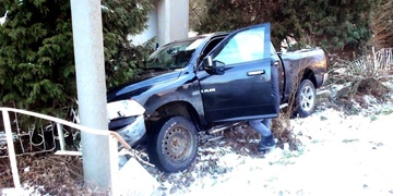 Muž usnul za volantem Dodge, škoda je půlmilionová