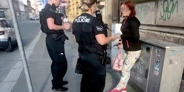 "Zas..ní Češi!" a chtěla se poprat s celým barem