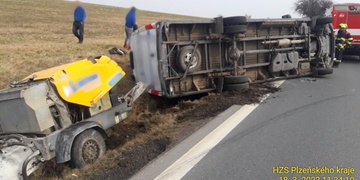 S dodávkou se převrátil do příkopu