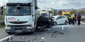 Vážná nehoda na D5, po střetu začalo jedno z aut hořet