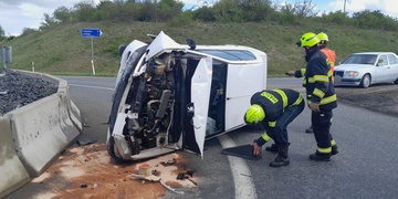 Po nárazu do kruhového objezdu se řidič s vozem převrátil