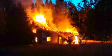 Požár dům zcela zničil