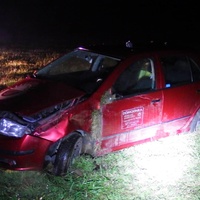 Žena i s vozem vyletěla ze silnice