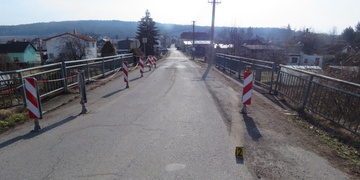 S více než dvěma promile zdemoloval značky na mostě