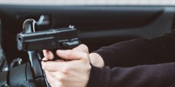 Najížděl na auto a střílel po něm