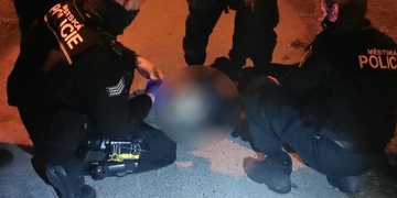 Jedna útočila na strážníky, druhá chtěla skákat pod auto