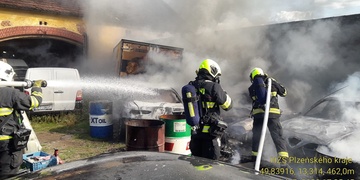 Nedbalostí při svařování si zapálil auta