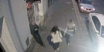 Poznáte muže na videu? Znásilnil dívku!