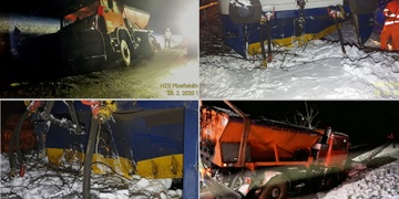 Vlak ve stromě i sypač v příkopu