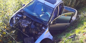 Řidička to s rychlostí přehnala a pokácela sloup