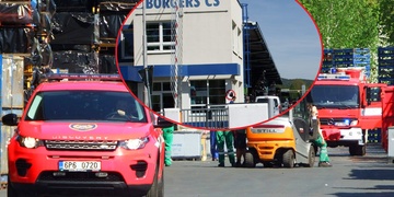 V Borgersu hoří a nedaleko přistával vrtulník u muže zasaženého vysokým napětím