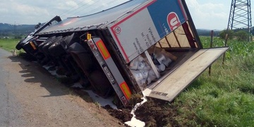 Kamion s barvou se převrátil, primalex teče příkopem