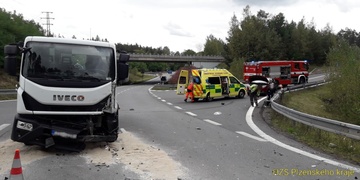 SUV se střetlo s nákladním vozem
