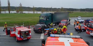 Vážná dopravní nehoda, na místě přistával vrtulník leteckých záchranářů