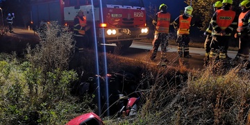 Muž i s motorkou skončil v příkopu