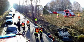 Žena se s malým dítětem v autě převrátila na střechu