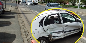 Tramvaj nabrala a na předku doslova odvezla auto