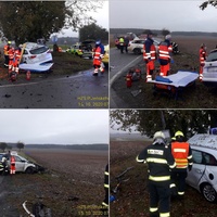 Po střetu byly oba vozy odmrštěny mimo silnici