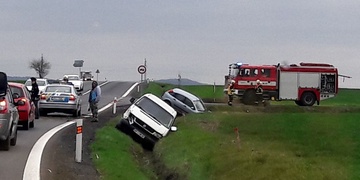 Po střetu dvou vozu ošetřili záchranáři dvouletého chlapce