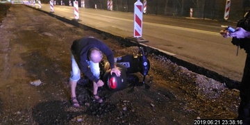 Opilec na skútru spadl do výkopu