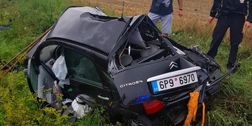 Dvacetiletá řidička nezvládla zatáčku a smetl ji kamion