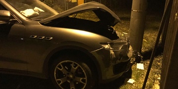 Neviditelný řidič s Maserati rozmetal plynovou přípojku