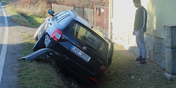 Auta v domě, příkopu i na kolejích