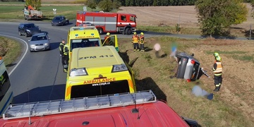 Další dnešní dopravní nehoda, řidička skončila s autem na boku