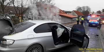 Auto po čelním střetu začalo hořet