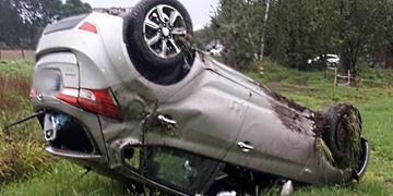 Žena se s autem převrátila na střechu