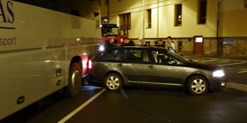 Zaklínil se "koulí" pod autobus