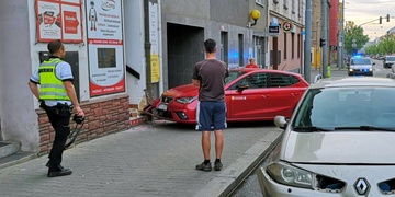 Auto po střetu vyjelo na chodník, srazilo ženu a narazilo do vchodu prodejny