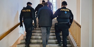 Michal B., který umístil a dálkově odpálil bombu v Horšovském Týně, byl dnes vzat do vazby