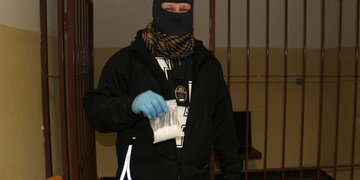 Velká protidrogová akce – jeden z pachatelů se pokusil o útěk z budovy soudu