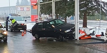 Řidič zdemoloval stojan na čerpací stanici