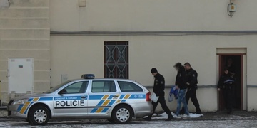 „Jé! Já tu vestu neukradl, já jí jen zkoušel a zapomněl ji na sobě!“