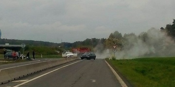 Čelní střet dvou vozidel a následný požár vozu – na místě přistává vrtulník