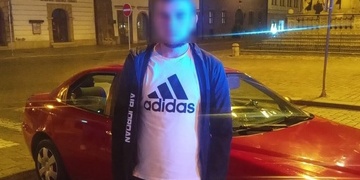 Opilý mladý muž řádil s autem po náměstí Republiky