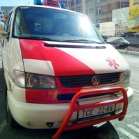 Ohrozil tři pacienty v sanitce a ujel