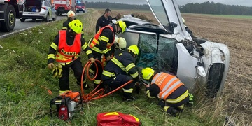 Auto se po vyjetí ze silnice několikrát převrátilo přes střechu