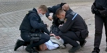 Těžce opilá žena řádila na náměstí Republiky