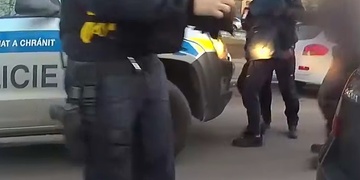Pachatele zadrželi přímo během vloupání do auta
