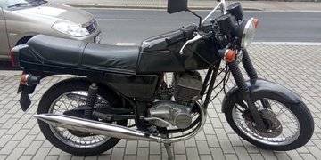 Zahrada domu skrývala ukradené motorky i auta