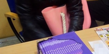 Tři zlodějky ve dvou obchodech