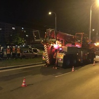 Auto v kolejišti tentokrát musel vyprostit jeřáb
